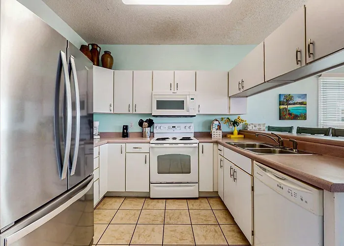 Family-friendly W Gulf Views A Full Kitchen & Spacious Living Area
