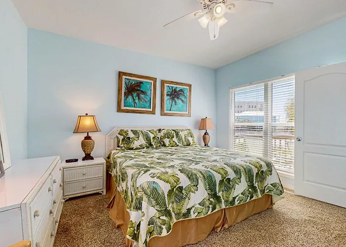 Family-friendly W Gulf Views A Full Kitchen & Spacious Living Area