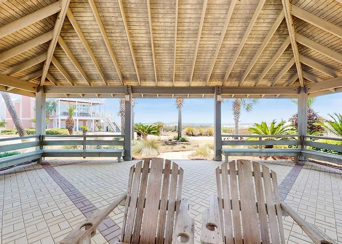 Family-friendly W Gulf Views A Full Kitchen & Spacious Living Area *